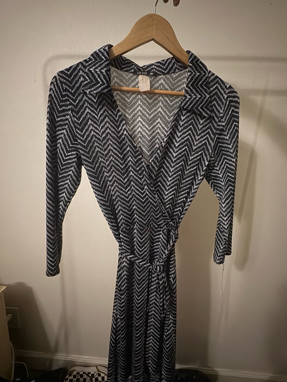 Star Vixen Black and White Chevron Long Sleeve Wrap Dress Vintage